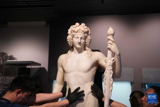 7月2日，工作人員將開箱后的古希臘文物放置在展臺(tái)上。新華社記者 張端 攝