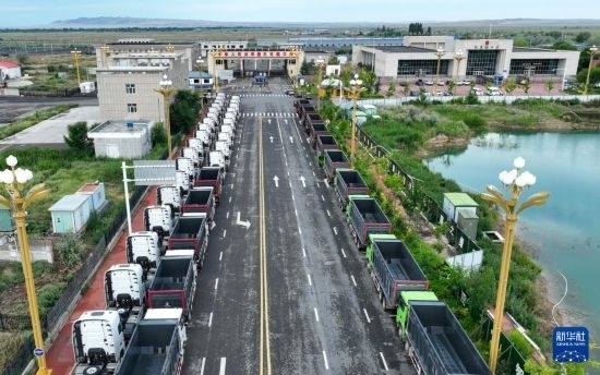 7月2日，車輛在巴克圖口岸有序出境（無人機照片）。新華社發(fā)（馬丁 攝）