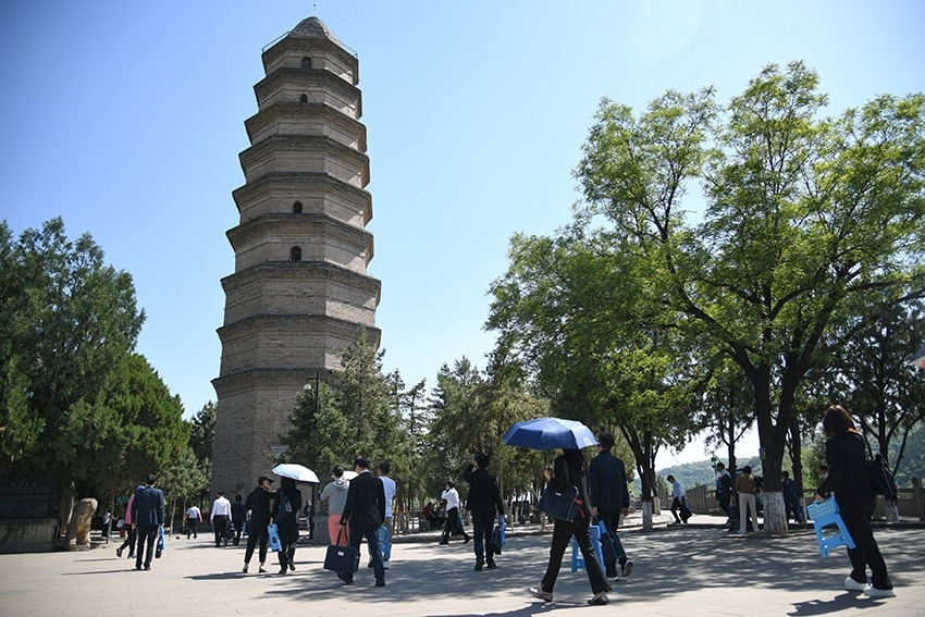 圖為2024年5月7日，游客在延安寶塔山參觀。 新華社記者 張博文 攝