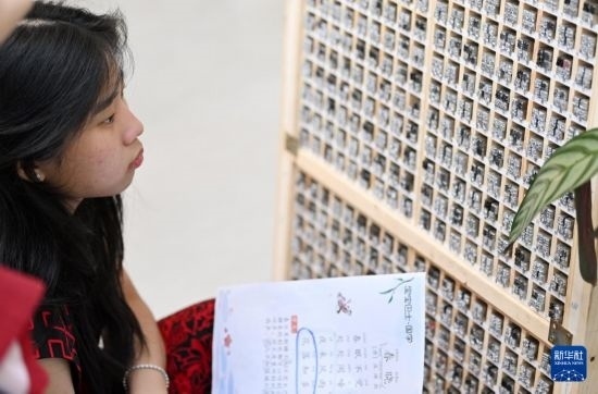 7月3日，外國學(xué)生在了解中國的活字印刷。新華社記者 李然 攝