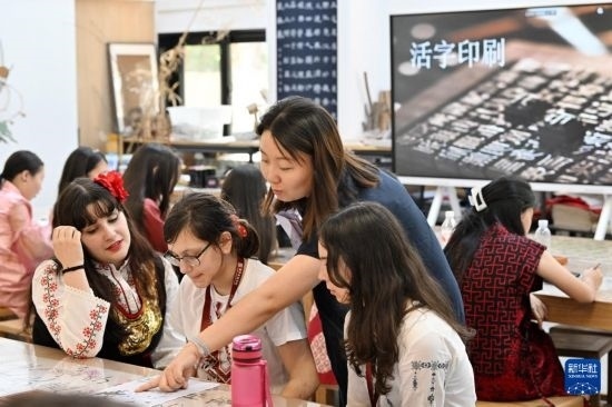 7月3日，外國學(xué)生在了解中國文化。新華社記者 李然 攝