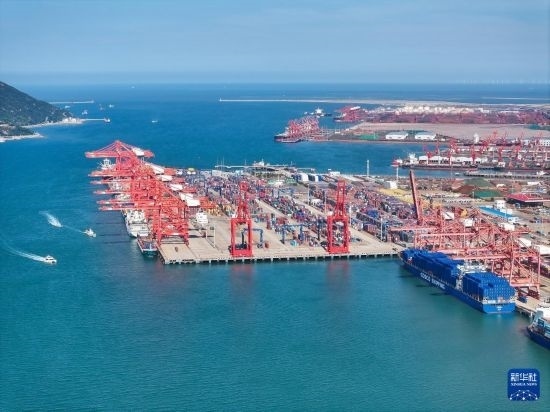 6月26日，貨輪?？吭谶B云港港集裝箱碼頭（無人機(jī)照片）。新華社記者 季春鵬 攝
