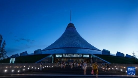 這是7月1日在哈薩克斯坦首都阿斯塔納拍攝的“可汗之帳”購物中心。新華社記者 王建華 攝