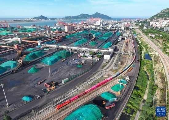 6月26日，“韓國-連云港-中亞”國際多式聯(lián)運(yùn)班列從中哈連云港物流合作基地出發(fā)，駛往哈薩克斯坦、烏茲別克斯坦（無人機(jī)照片）。班列運(yùn)載的55個(gè)大柜此前于6月13日從韓國境內(nèi)發(fā)出，經(jīng)釜山港海運(yùn)抵達(dá)連云港后轉(zhuǎn)由鐵路運(yùn)輸。新華社記者 季春鵬 攝