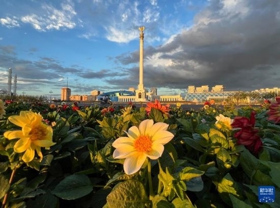 這是7月2日拍攝的哈薩克斯坦首都阿斯塔納獨(dú)立廣場(chǎng)。新華社記者 岳月偉 攝