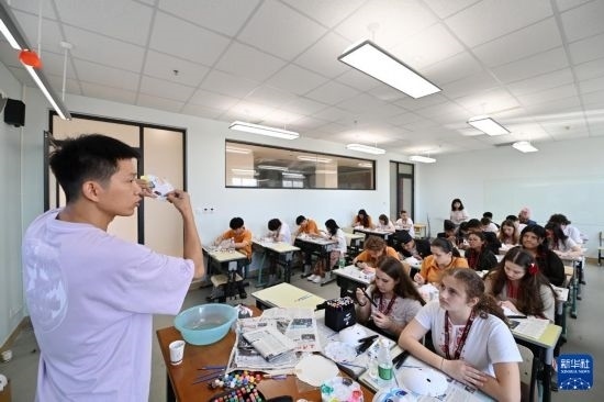 7月3日，外國學(xué)生在學(xué)習(xí)繪制京劇臉譜。新華社記者 李然 攝