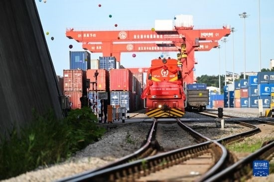 6月26日，“韓國-連云港-中亞”國際多式聯(lián)運(yùn)班列從中哈連云港物流合作基地出發(fā)，駛往哈薩克斯坦、烏茲別克斯坦。班列運(yùn)載的55個(gè)大柜此前于6月13日從韓國境內(nèi)發(fā)出，經(jīng)釜山港海運(yùn)抵達(dá)連云港后轉(zhuǎn)由鐵路運(yùn)輸。新華社記者 季春鵬 攝