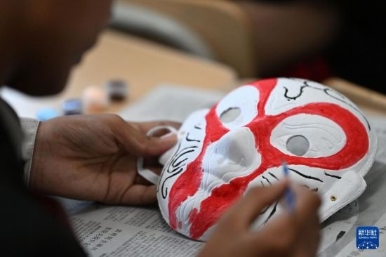 7月3日，外國學(xué)生在繪制京劇臉譜。新華社記者 李然 攝