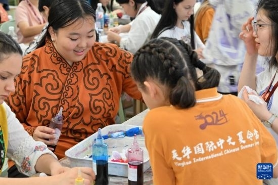 7月3日，外國學(xué)生在了解中國的染布技術(shù)。新華社記者 李然 攝