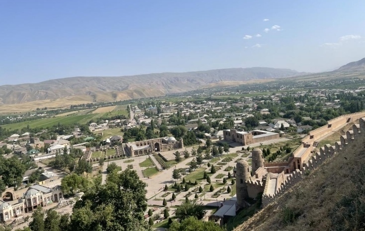 位于塔吉克斯坦杜尚別西北的吉薩爾古城，有著3000多年歷史。有研究認為，張騫出使大宛回程途中曾經(jīng)過此地。圖為從吉薩爾古城城墻俯瞰城門與市鎮(zhèn)。本報記者 曲頌 攝