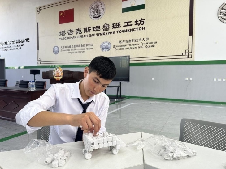 在塔吉克斯坦魯班工坊內(nèi)，學(xué)員正在操作能力源創(chuàng)新套件。本報記者 屈佩 攝