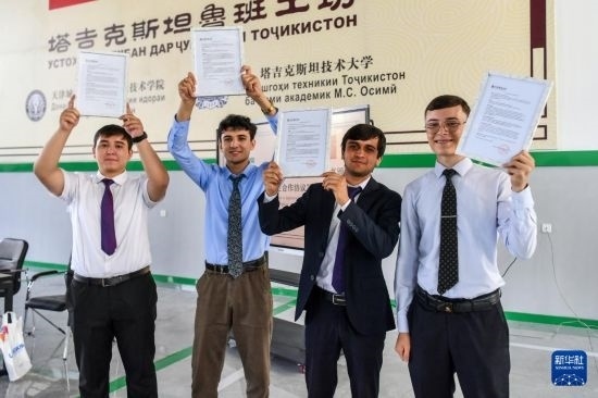 7月3日，在塔吉克斯坦首都杜尚別，魯班工坊赴華留學(xué)生展示錄取通知書。新華社記者 曹陽 攝
