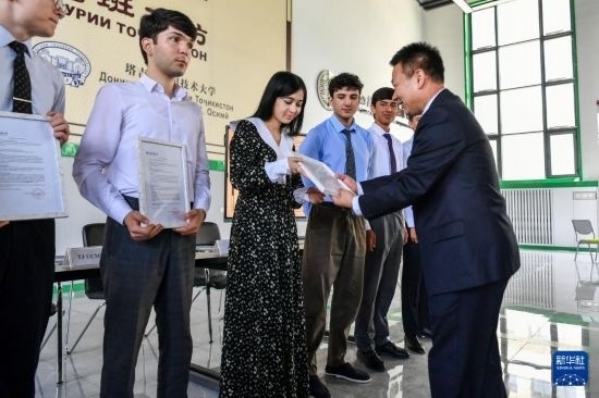 7月3日，在塔吉克斯坦首都杜尚別，天津城市建設(shè)管理職業(yè)技術(shù)學(xué)院的負(fù)責(zé)人為魯班工坊赴華留學(xué)生頒發(fā)錄取通知書。新華社記者 曹陽 攝