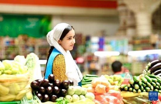 這是7月3日在塔吉克斯坦首都杜尚別大巴扎內(nèi)拍攝的營業(yè)者。新華社記者 姚大偉 攝
