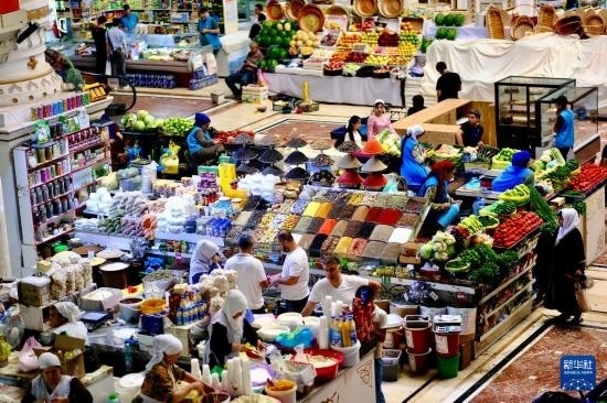 這是6月13日在塔吉克斯坦首都杜尚別拍攝的大巴扎內(nèi)景。新華社記者 鄭開君 攝