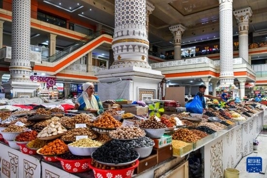 這是6月27日在塔吉克斯坦首都杜尚別拍攝的大巴扎內(nèi)景。新華社記者 曹陽 攝