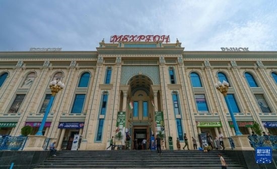 這是7月1日在塔吉克斯坦首都杜尚別拍攝的大巴扎外景。新華社記者 周荻瀟 攝