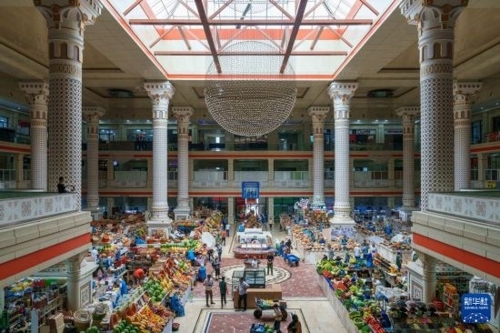 這是7月1日在塔吉克斯坦首都杜尚別拍攝的大巴扎內(nèi)景。新華社記者 周荻瀟 攝