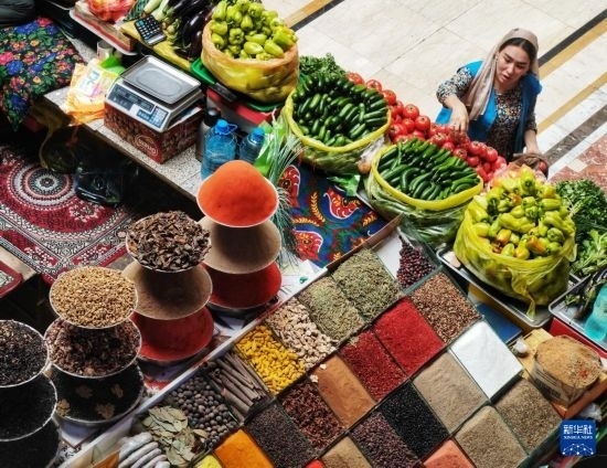 這是7月3日在塔吉克斯坦首都杜尚別拍攝的大巴扎內(nèi)景。新華社記者 燕雁 攝