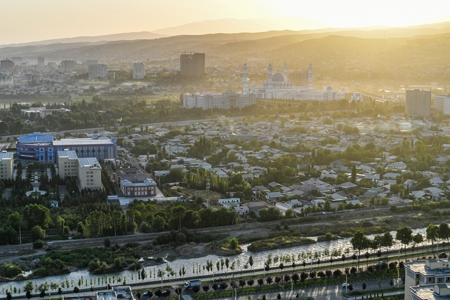 這是2024年6月26日拍攝的塔吉克斯坦首都杜尚別城市風(fēng)光。新華社記者 曹陽 攝