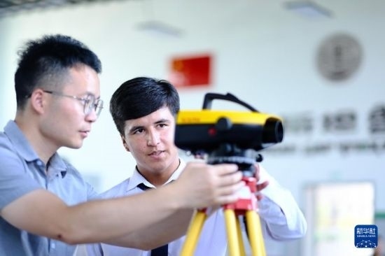 6月14日，在塔吉克斯坦首都杜尚別的魯班工坊，來自天津城市建設(shè)管理職業(yè)技術(shù)學(xué)院的老師（左）指導(dǎo)學(xué)生。新華社記者 鄭開君 攝