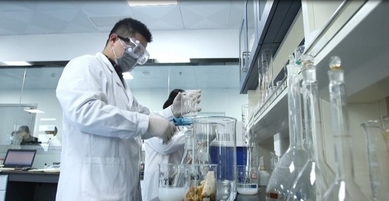 中國(guó)科學(xué)院贛江創(chuàng)新研究院科研人員在做實(shí)驗(yàn)。