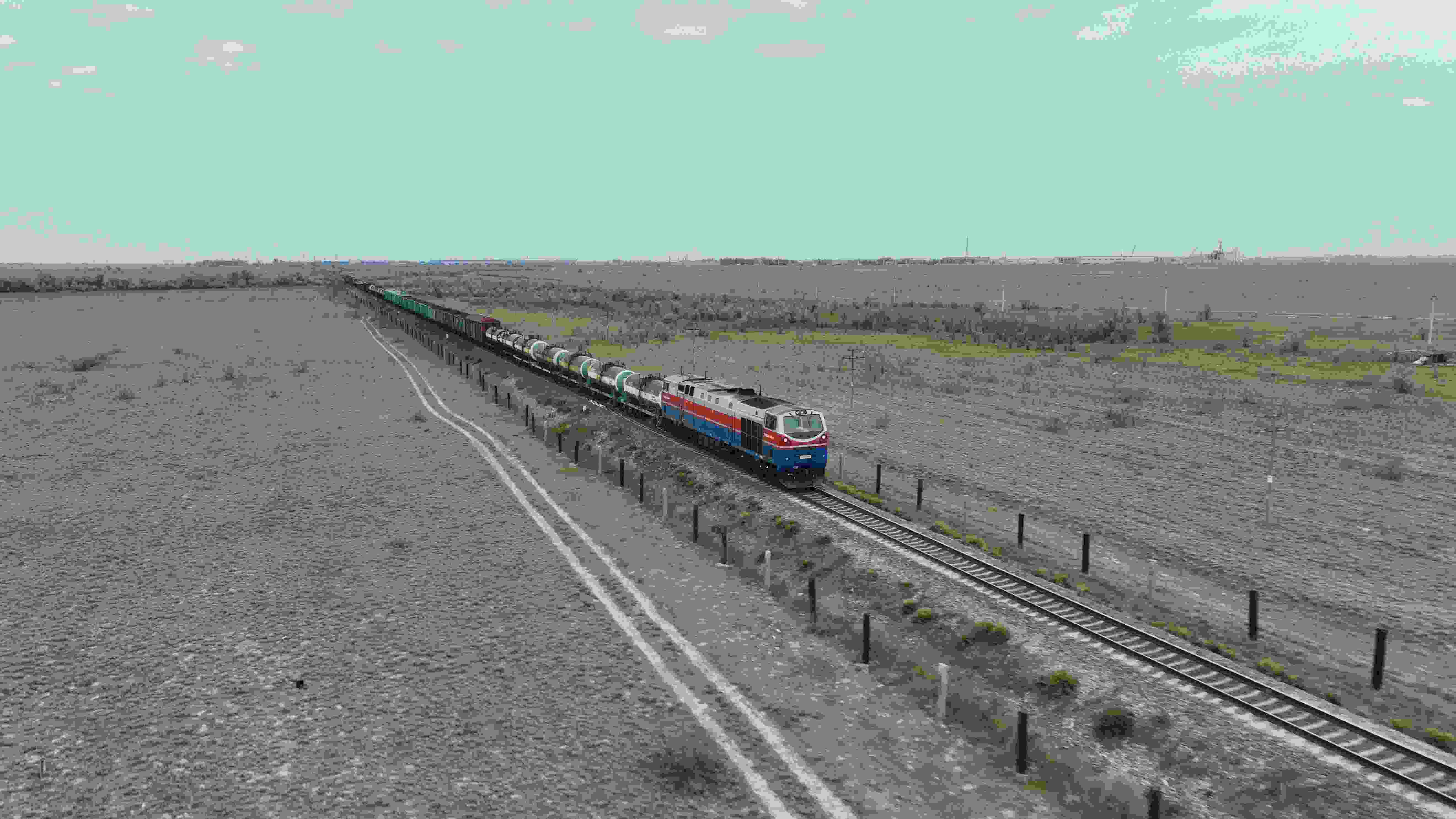 △ 2023年5月12日，在哈薩克斯坦阿拉木圖附近，貨運列車馳騁于阿拉木圖與中國霍爾果斯間（無人機照片）。