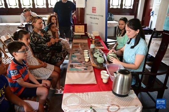 7月4日，在馬耳他桑塔露琪亞市的中國(guó)古典園林“靜園”，人們欣賞中國(guó)茶藝表演。新華社發(fā)（喬納森·博格 攝）