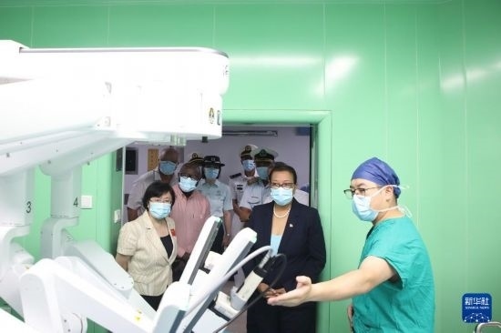 7月5日，塞舌爾衛(wèi)生部長(zhǎng)維多在中國(guó)海軍“和平方舟”號(hào)醫(yī)院船上參觀。新華社發(fā)（劉志磊 攝）