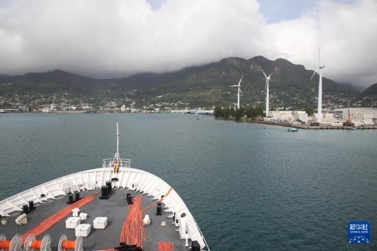 7月5日，中國(guó)海軍“和平方舟”號(hào)醫(yī)院船抵達(dá)塞舌爾維多利亞新港碼頭。新華社發(fā)（劉志磊 攝）