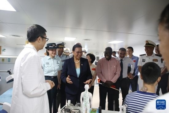 7月5日，塞舌爾衛(wèi)生部長(zhǎng)維多在中國(guó)海軍“和平方舟”號(hào)醫(yī)院船上參觀中醫(yī)診室。新華社發(fā)（劉志磊 攝）