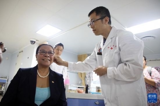 7月5日，塞舌爾衛(wèi)生部長(zhǎng)維多在中國(guó)海軍“和平方舟”號(hào)醫(yī)院船上體驗(yàn)中醫(yī)。新華社發(fā)（劉志磊 攝）