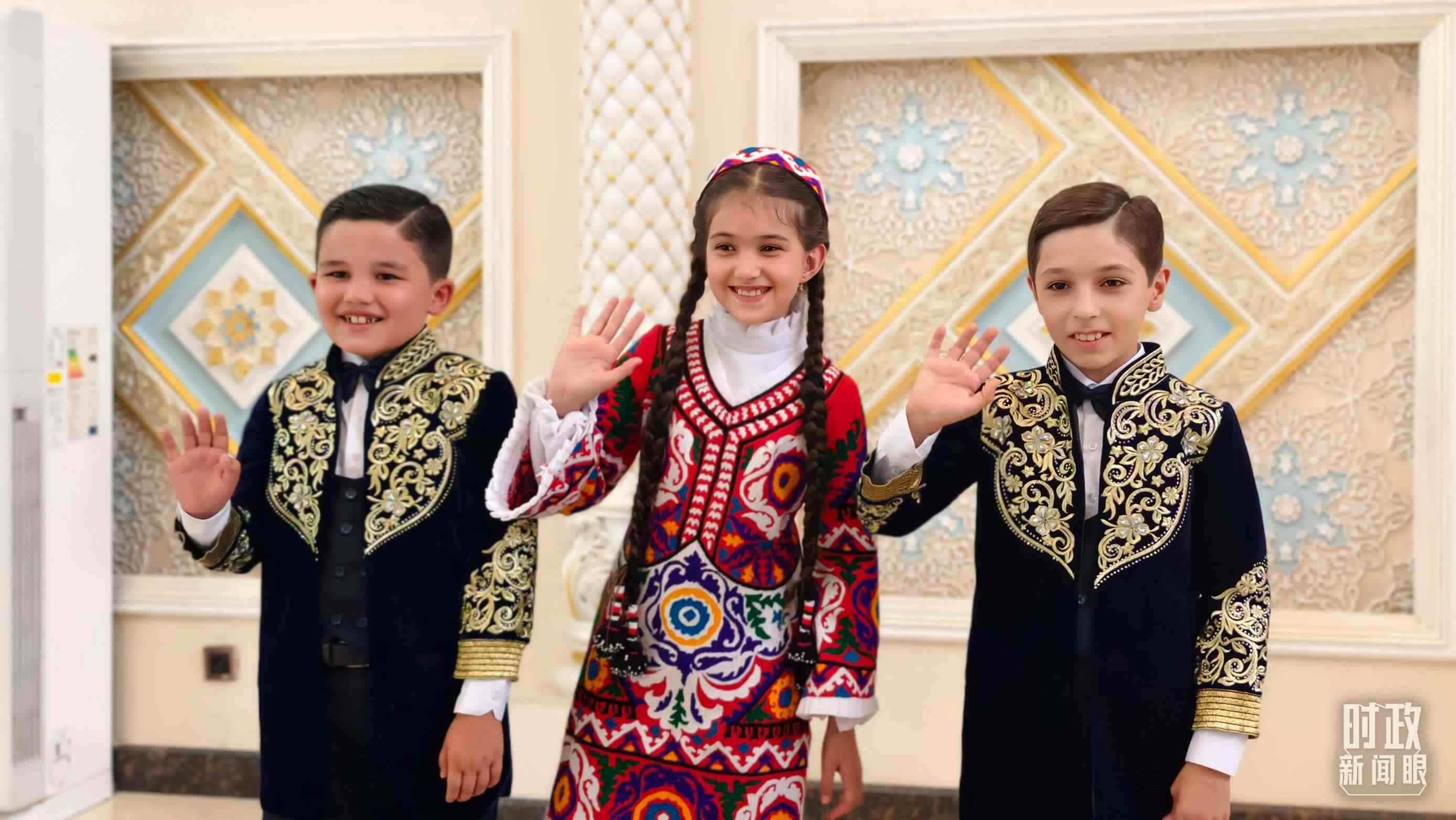 △在機場迎接習(xí)主席的塔吉克斯坦少年。（總臺央視記者韓銳拍攝）