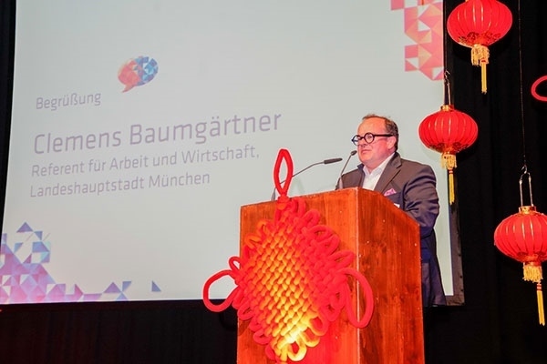 圖為鮑姆蓋特納在致辭。（駐慕尼黑總領(lǐng)館提供）