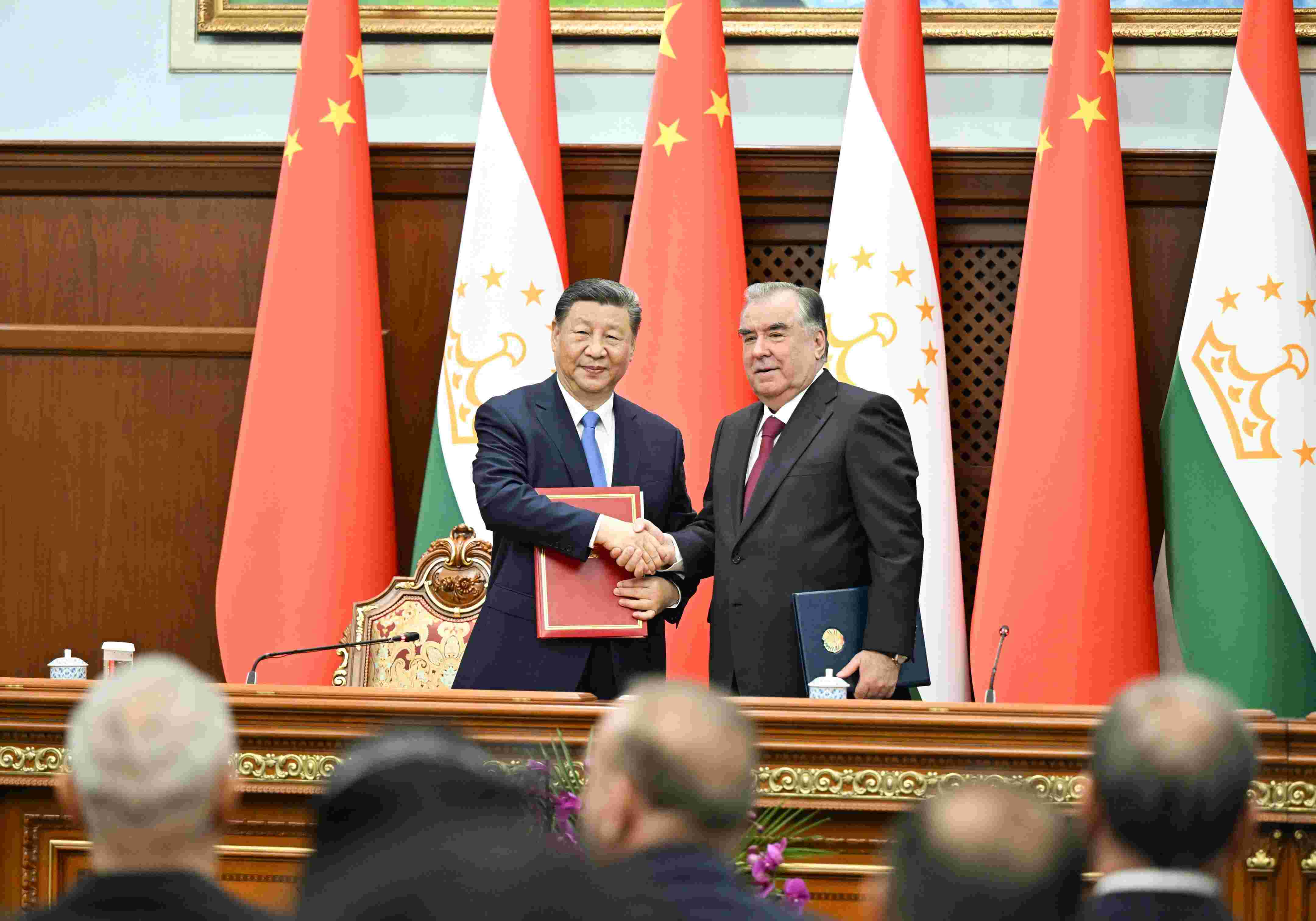 當(dāng)?shù)貢r(shí)間2024年7月5日下午，習(xí)近平主席同塔吉克斯坦總統(tǒng)拉赫蒙在杜尚別總統(tǒng)府舉行會(huì)談。會(huì)談后，兩國(guó)元首共同簽署《中華人民共和國(guó)和塔吉克斯坦共和國(guó)關(guān)于發(fā)展新時(shí)代全面戰(zhàn)略合作伙伴關(guān)系的聯(lián)合聲明》。