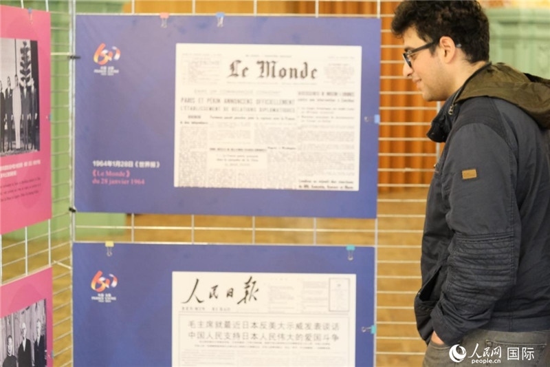 蒙達爾紀市民駐足“中法建交六十周年”圖片展。人民網(wǎng)記者 于超凡攝