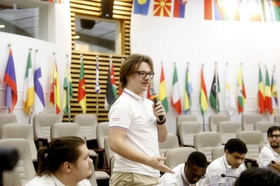 7月8日，美國(guó)中田納西州立大學(xué)大一學(xué)生雅克布·揚(yáng)在共譜華美和音交流營(yíng)上分享。新華社發(fā)