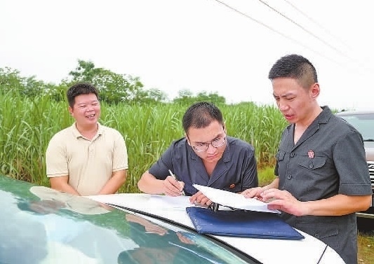 圖③：清塘后，執(zhí)行干警與某農(nóng)場負(fù)責(zé)人確認(rèn)魚塘交付情況。