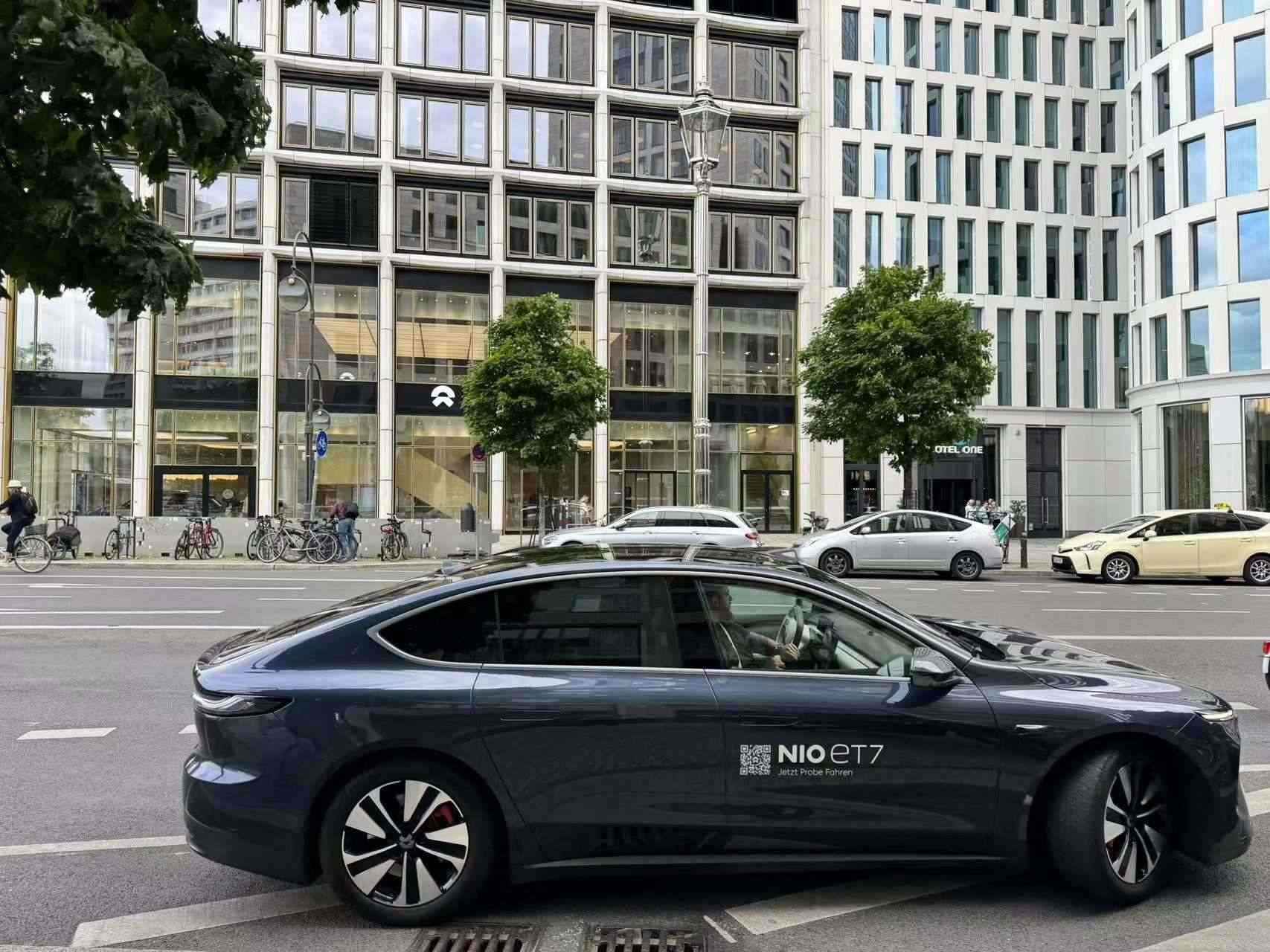 消費者在蔚來柏林智能駕駛中心前試駕電動汽車。 人民網(wǎng)記者 李強攝