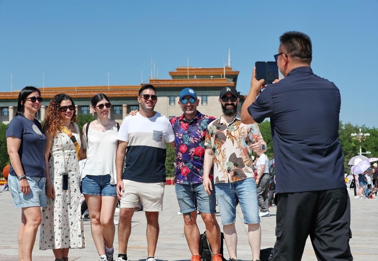 入境游持續(xù)升溫，眾多外國游客游覽天安門廣場。（圖片來源：視覺中國）