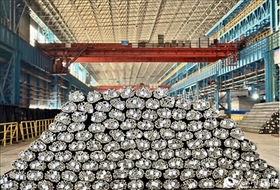 廠房?jī)?nèi)待運(yùn)輸?shù)耐ㄤ摦a(chǎn)品。人民網(wǎng) 謝瑩攝