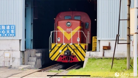 通鋼產(chǎn)品通過(guò)鐵路運(yùn)輸出場(chǎng)。人民網(wǎng) 謝瑩攝