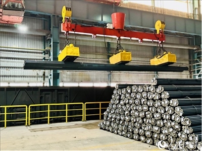 通鋼產(chǎn)品正在裝車。人民網(wǎng) 謝瑩攝