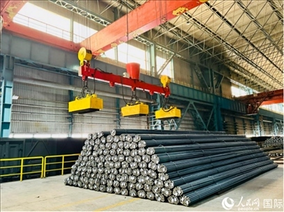 通鋼產(chǎn)品正在裝車。人民網(wǎng) 謝瑩攝