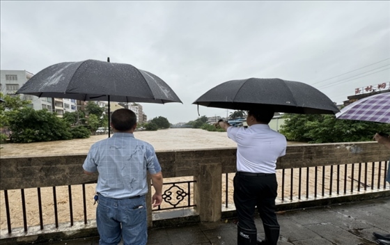 工作組在防汛一線開(kāi)展工作。受訪者供圖