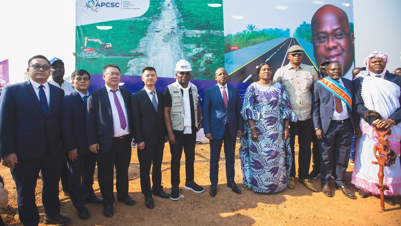 剛果（金）政府代表與中方企業(yè)代表出席開工儀式。中鐵資源集團(tuán)供圖