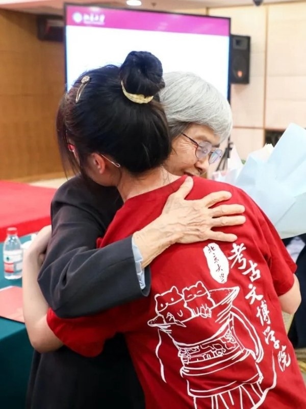 2023年，在校友向母校捐贈儀式上，鐘芳蓉與樊錦詩擁抱。校方供圖