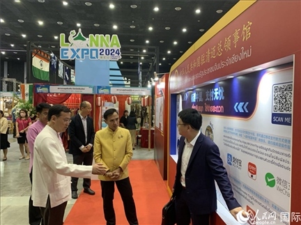 7月9日，中國駐清邁總領(lǐng)事陳海平與清邁副府尹威拉蓬等共同參觀以“暢游中國、支付無憂”為主題的中國展位。人民網(wǎng)記者章念生攝