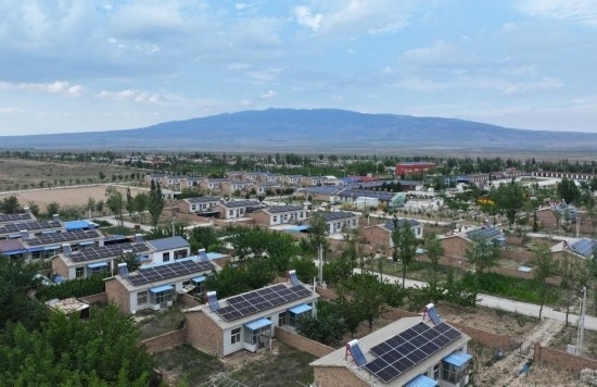 紅寺堡區(qū)新集村屋頂上的光伏板。新華社發(fā)（康國(guó)慶 攝）