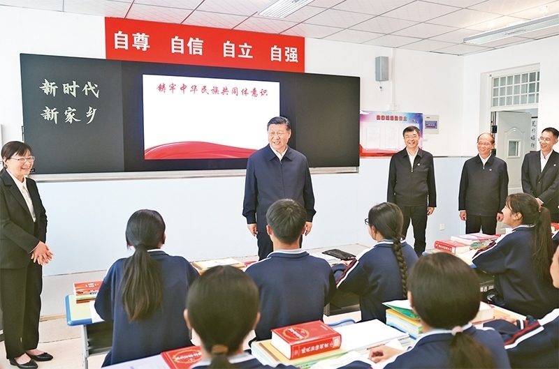 2024年6月18日至19日，中共中央總書記、國(guó)家主席、中央軍委主席習(xí)近平在青?？疾?。這是18日下午，習(xí)近平在果洛西寧民族中學(xué)高一（1）班觀摩“新時(shí)代、新家鄉(xiāng)”主題思政課。 新華社記者 鞠鵬/攝